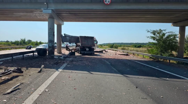 Update: Trafic deviat pe A1 după un accident! Produse alimentare, împrăștiate pe carosabil 1 accident A1