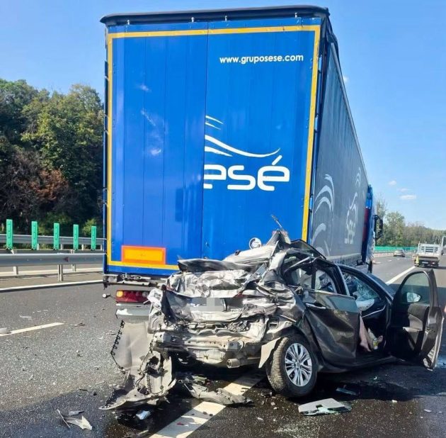 whatsapp image 2026 08 14 at 17.56.15 1 - Accident mortal pe A 0. Mașină prinsă între două TIR-uri