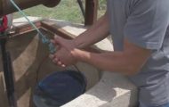 bărbat care ia apă din fântână bărbat care ia apă din fântână