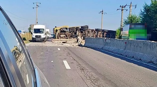 Accident pe DN 1. TIR răsturnat