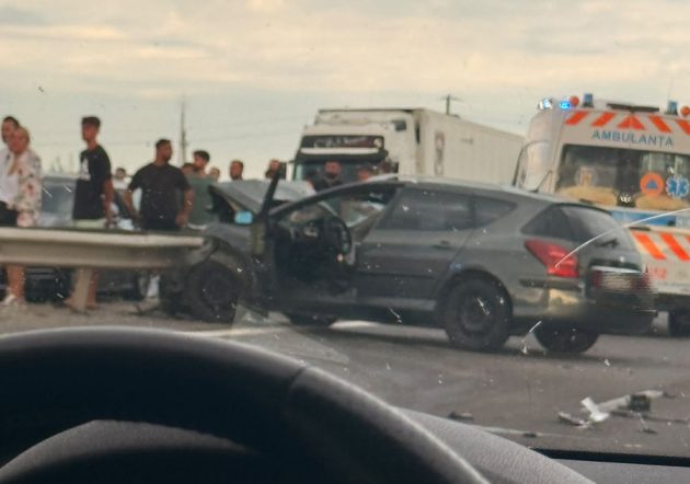UPDATE: Două accidente pe A1, în ambele sensuri, la Căteasca. Patru persoane au fost rănite 1 Sursă foto și video: grupuri MJ și Info Trafic Pitesti.
