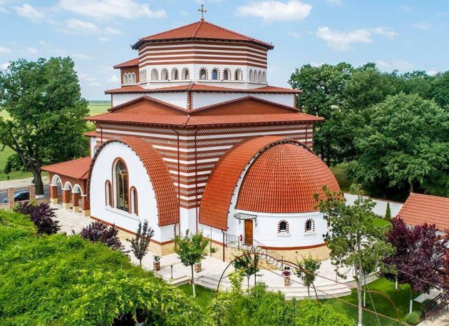 Mâna dreaptă a Sfântului Vasile cel Mare ajunge pentru prima dată în România. Programul de la Mănăstirea Pantocrator 1 Sursă foto: Facebook Mănăstirea Pantocrator