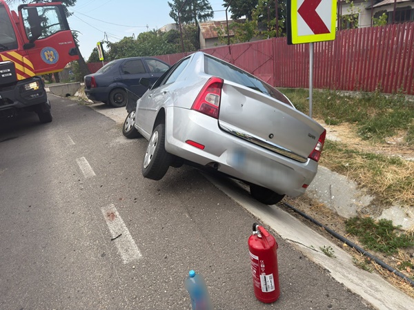 Accident la Recea. S-a urcat băut la volan și a intrat cu mașina într-un cap de pod