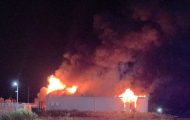 Incendiu puternic la o hală cu baterii pentru stocarea energiei Incendiu puternic la o hală cu baterii pentru stocarea energiei