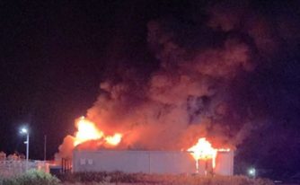 Incendiu puternic la o hală cu baterii pentru stocarea energiei
