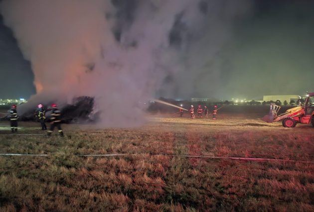 Incendiu în Valea Iașului. O stivă de baloți a luat foc 1 Incendiu Valea Iașului