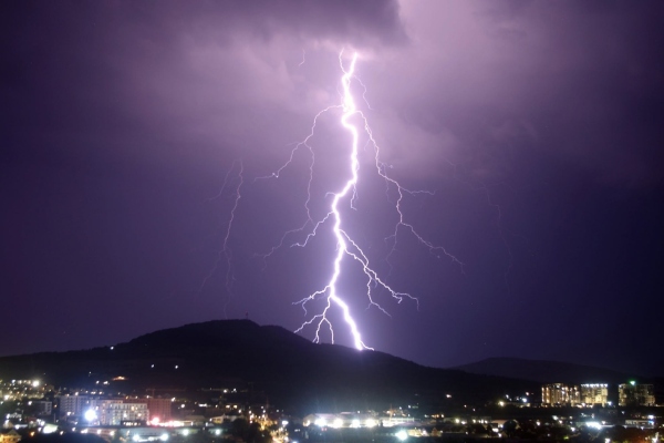 Argeșul, sub cod galben de vreme rea! Fenomene meteo periculoase până la noapte