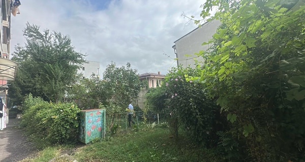 gard - Pitești: Spațiu public transformat în loc de depozitare. Intervenție pe strada Gheorghe Doja