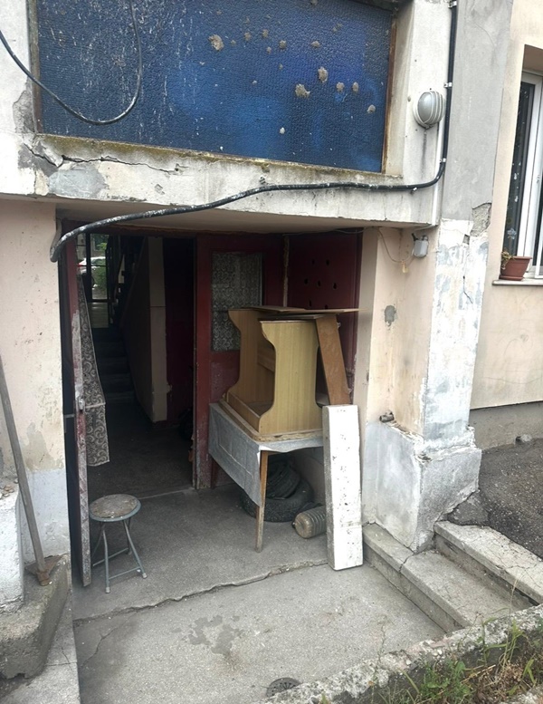 mobilier - Pitești: Spațiu public transformat în loc de depozitare. Intervenție pe strada Gheorghe Doja
