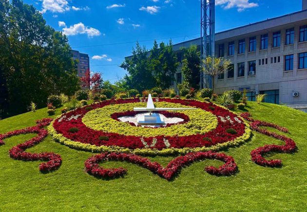 Piteștiul se laudă cu o nouă atracție: cel mai mare ceas floral din România. Unde îl poți vedea 2 Sursă foto: FB Salpitflor Green SA. Sursă video: FB Salpitflor Green SA