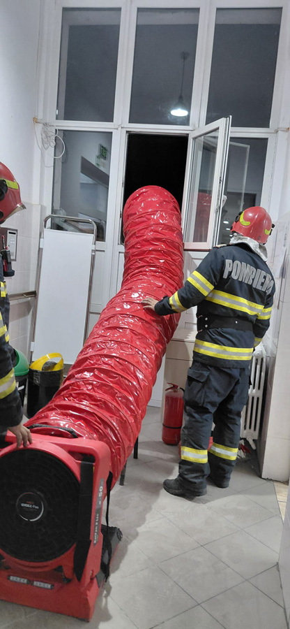UPDATE - Incendiul de la Spitalul Ștei, provocat intenționat. 5 angajați au fost intoxicați ușor cu fum 1 Sursă foto și video: ISU Bihoar fum