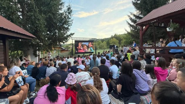 „Cinema sub stele”, o seară de poveste pentru comunitatea din Mihăești 1 „Cinema sub stele” la Mihaesti