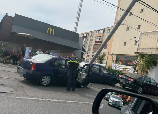 Mașină intrată în stalp