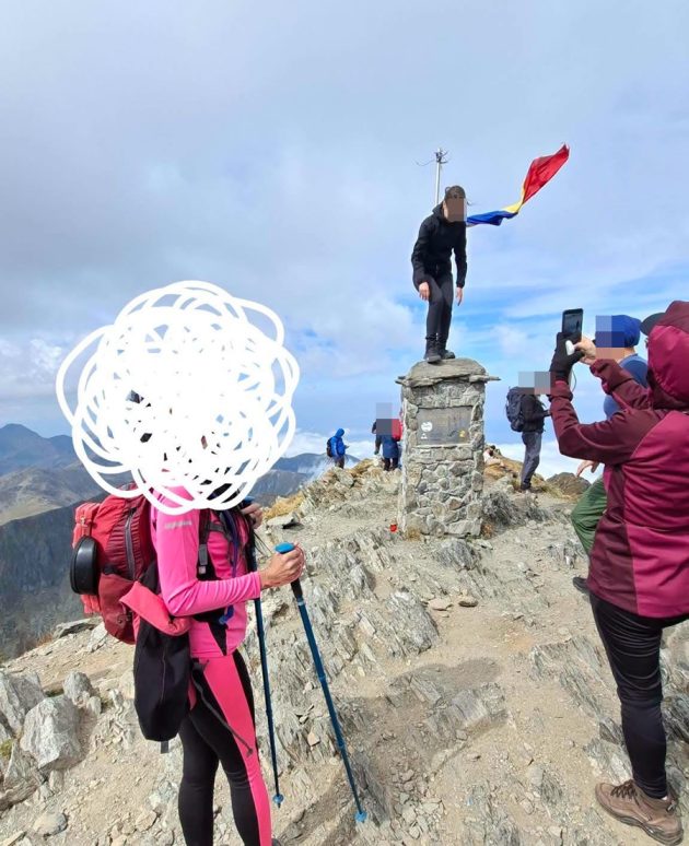Salvamont Argeș: „Vârful se admiră, nu se escaladează!” Apel către turiștii care ajung pe Negoiu 1 Salvamont Argeș: „Vârful se admiră, nu se escaladează!” Apel către turiștii care ajung pe Negoiu