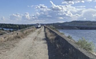Descoperire macabră în zona barajului de la Ionești. Valiză cu trupul unei tinere, scoasă din râul Olt/ Sursă foto: seintamplainvalcea.ro