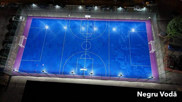 Vești bune pentru elevii din Pitești! Cinci terenuri și o sală de sport, complet modernizate 5 teren sport negru voda