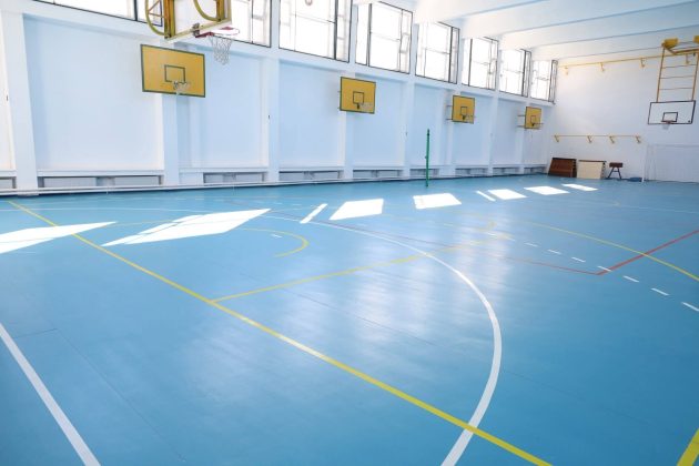 Vești bune pentru elevii din Pitești! Cinci terenuri și o sală de sport, complet modernizate 7 sala sport scoala mihai eminescu