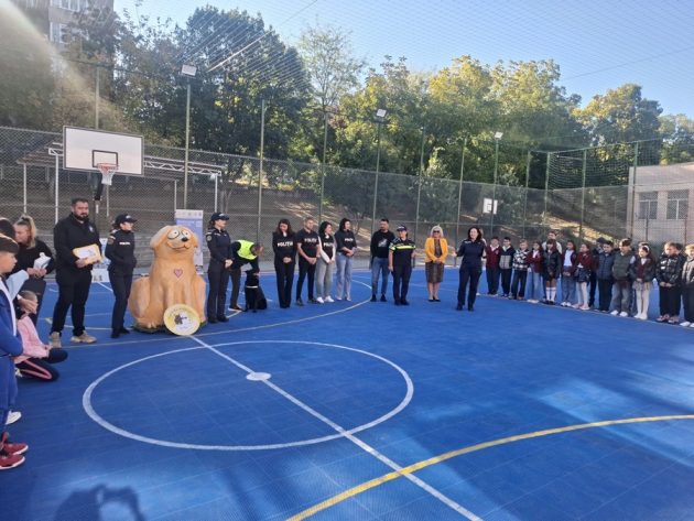 Luna, cățelușa polițistă, vedeta unei lecții speciale la Școala „Alexandru Davila” 1 Luna, cățelușa polițistă, vedeta unei lecții speciale la Școala „Alexandru Davila”