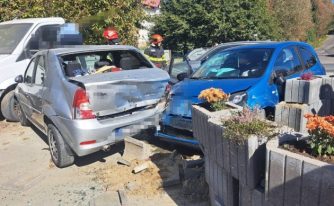 Accident cu 2 mașini în Albeștii de Argeș! O persoană a ajuns la spital/ Foto: ISU Argeș
