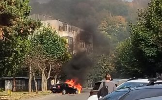 Mașină în flăcări la Curtea de Argeș/ Sursă foto: Curtea de Argeș Anunțuri