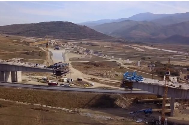 Directorul CNAIR: „19 minute mi-a luat să parcurg ruta ocolitoare pe care a fost redirecționată circulația de pe A1 Sibiu–Boița Directorul CNAIR: „19 minute mi-a luat să parcurg ruta ocolitoare pe care a fost redirecționată circulația de pe A1 Sibiu–Boița/ Sursă foto: captură video Cristian Pistol