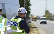 polițist cu RADAR/ Sursă foto: IPJ Argeș Razii pe drumurile din Argeș. Peste 360 de șoferi amendați într-o singură zi