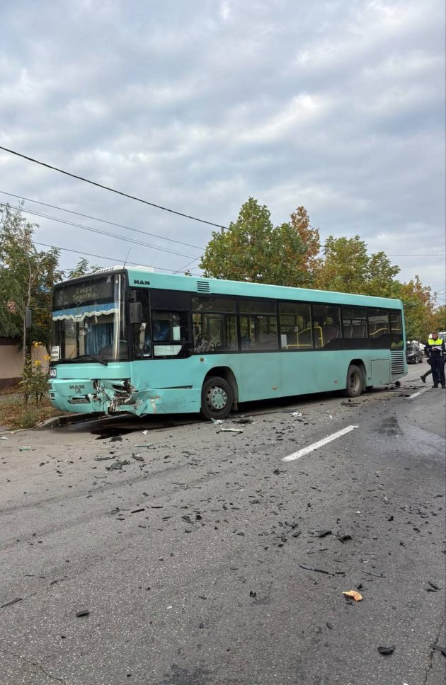 Impact fatal între o mașină și un autobuz! Un tânăr de 20 de ani a murit 1 Sfârșit tragic pentru un tânăr de 20 de ani. A murit după ce s-a izbit cu mașina de un autobuz