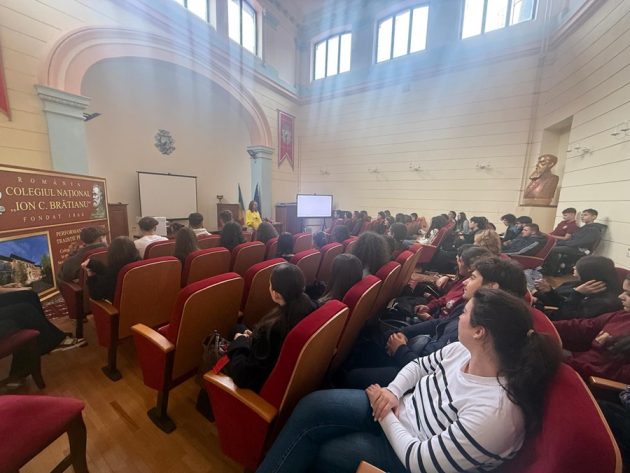 eb789fab 28af 4afe 94dc 2b60887c5886 - De la pasiune la carieră! O antreprenoare din Pitești, în dialog cu elevii de la Brătianu
