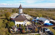 Biserica din Cerbu, mistuită de flăcări în ziua de Crăciun, a fost reconstruită și resfințită