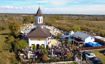 Biserica din Cerbu, mistuită de flăcări în ziua de Crăciun, a fost reconstruită și resfințită
