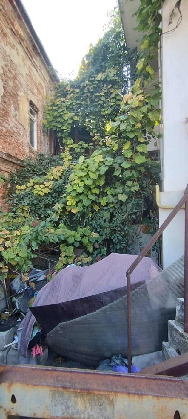 Teren plin de gunoaie, pe o stradă din Pitești! 3 c4e3ccd1 6f85 4ed1 9ba0 2eb0364bd12a - Teren plin de gunoaie, pe o stradă din Pitești!