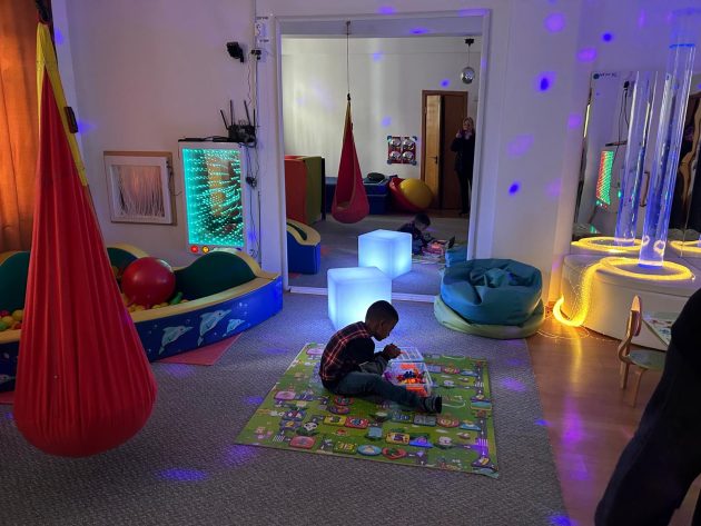 camera senzoriala pentru copii cu autism 5 - Ai un copil cu nevoi speciale? Există în Pitești un centru ultramodern pentru sprijin și recuperare!
