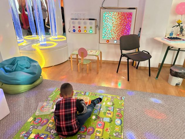 camera senzoriala pentru copii cu autism 7 - Ai un copil cu nevoi speciale? Există în Pitești un centru ultramodern pentru sprijin și recuperare!