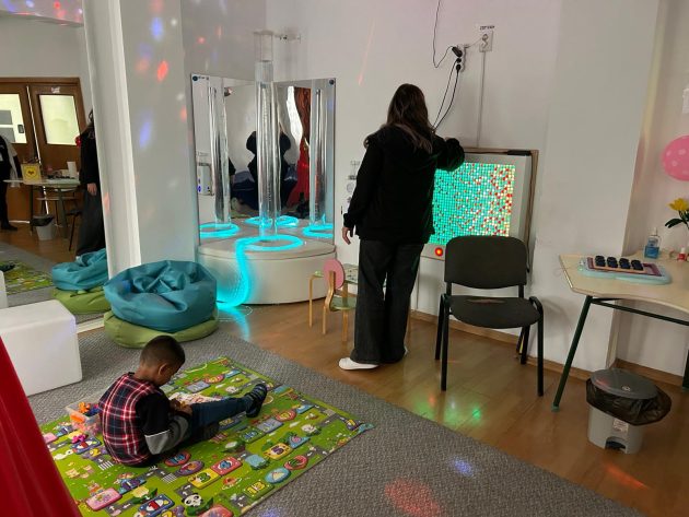 camera senzoriala pentru copii cu autism 8 - Ai un copil cu nevoi speciale? Există în Pitești un centru ultramodern pentru sprijin și recuperare!